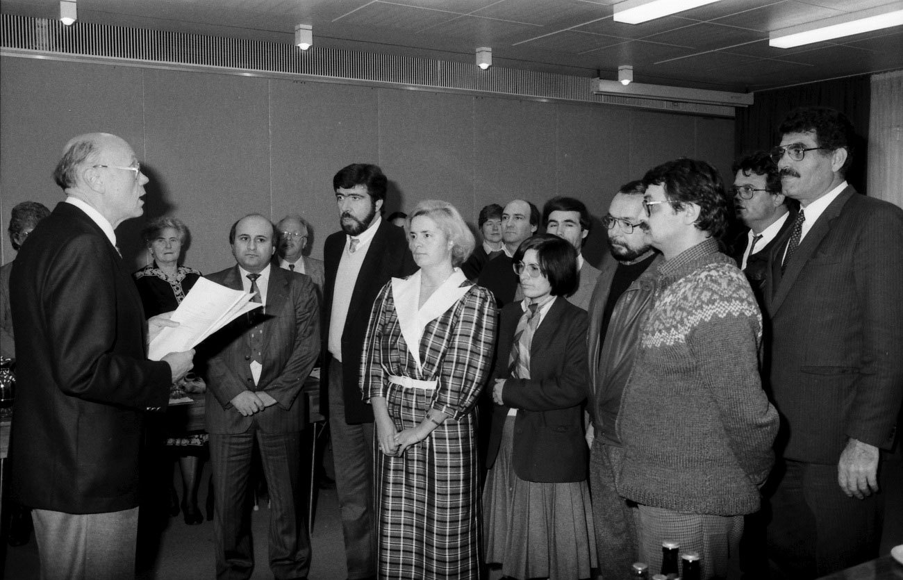 Oberbürgermeister Prof. Gerhard Seiler und die Mitglieder des ersten Karlsruher Ausländerbeirats, 1987