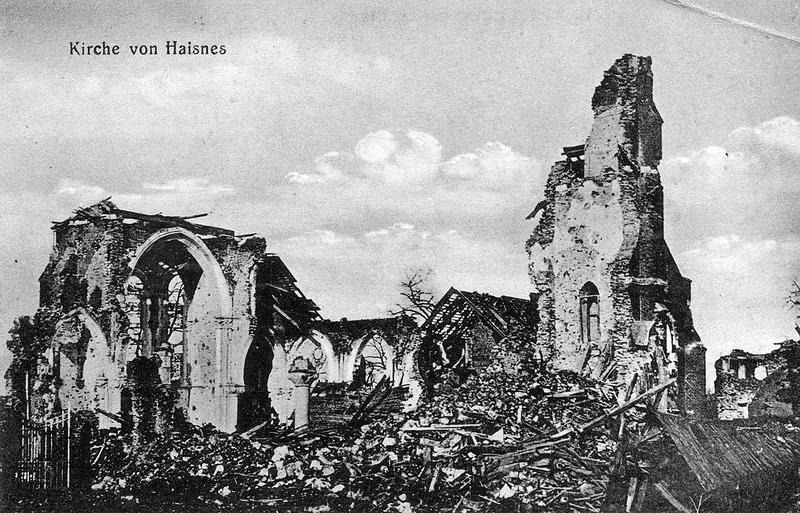 (Zerstörte) „Kirche von Haisnes“; Text: „Zum Andenken von deinem Bruder Philipp, Weltkrieg 14 - 15 - 16“