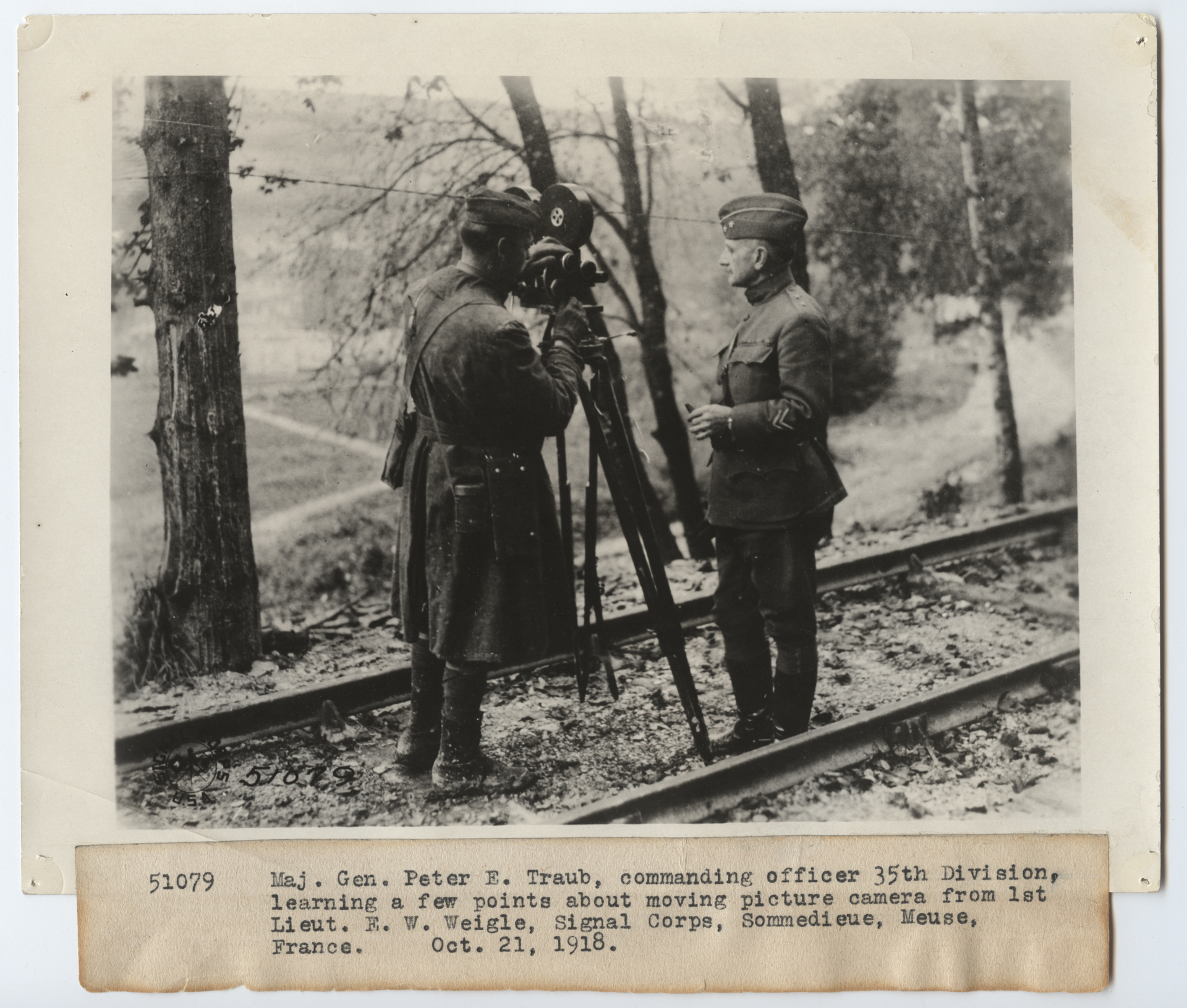 Ein Kameramann des &#039;Signal Corps&#039; mit Major-general Traub