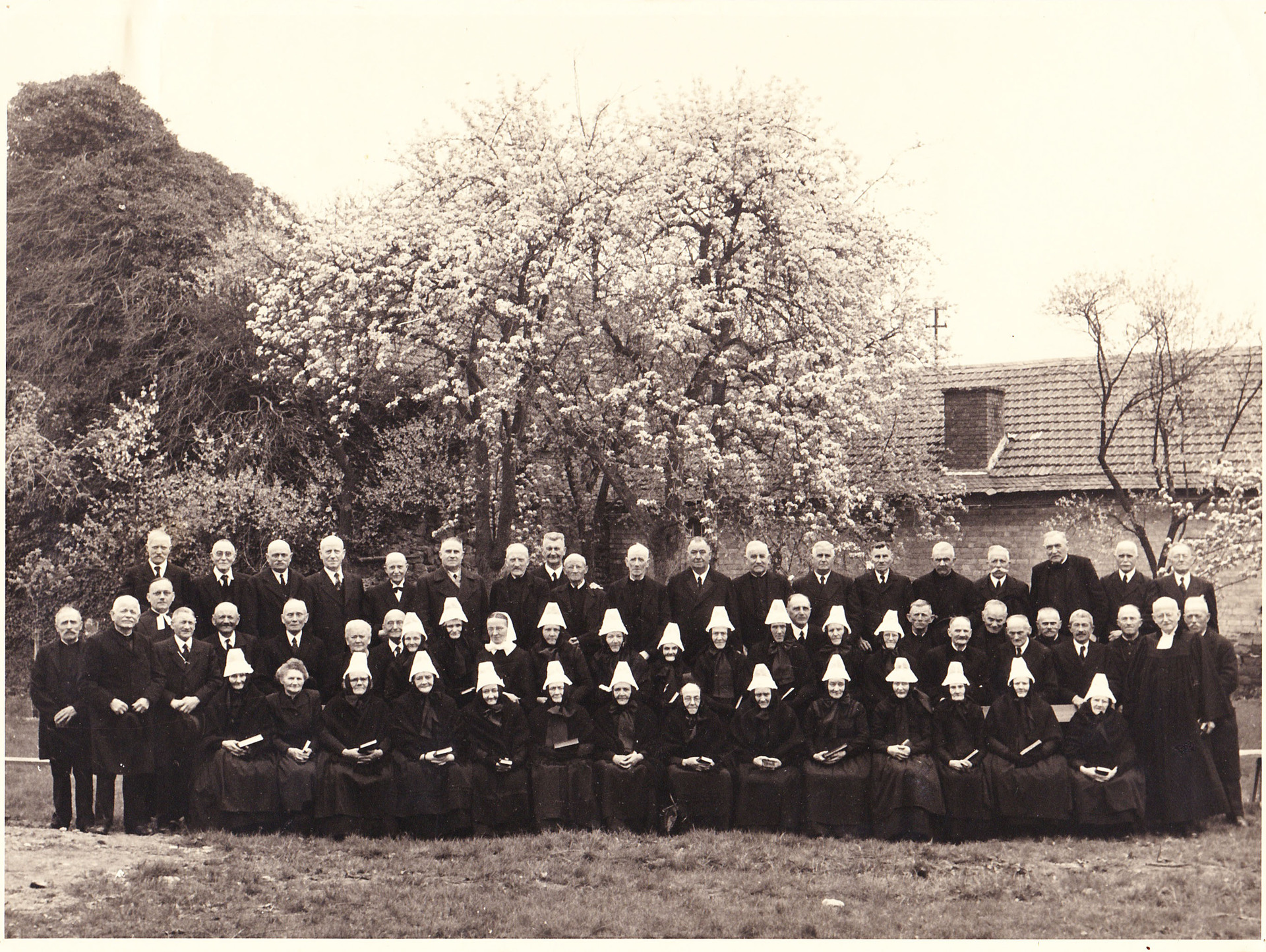 1  Pfarrarchiv Caldern goldene Konfirmation 7.5.1950 Foto L. Gaertner vs.JPG