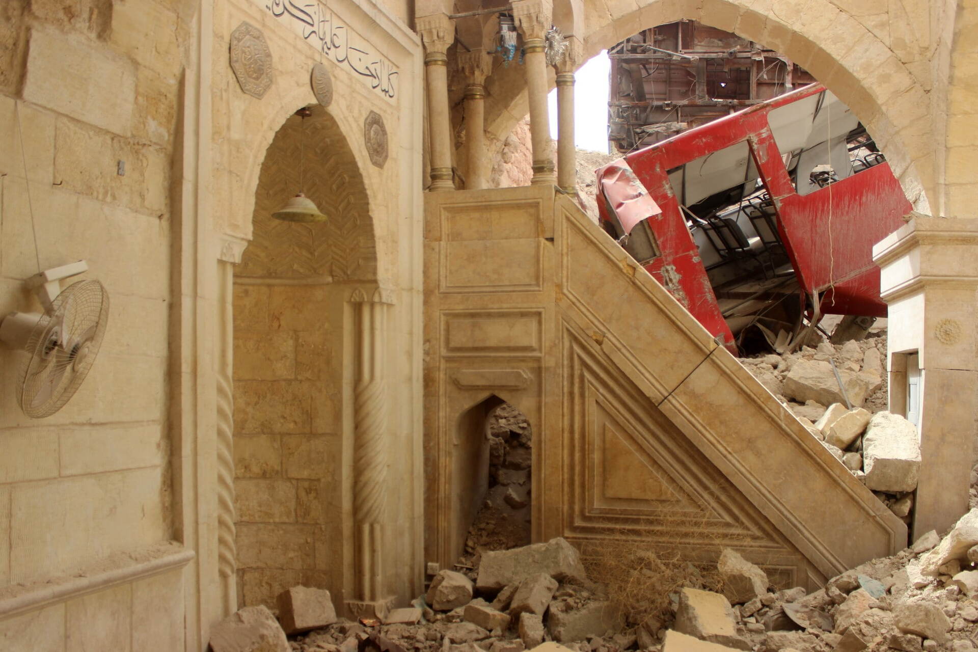 Plakat 9 - Al-Haddadin Mosque in Aleppo (2015, Wikimedia).jpg