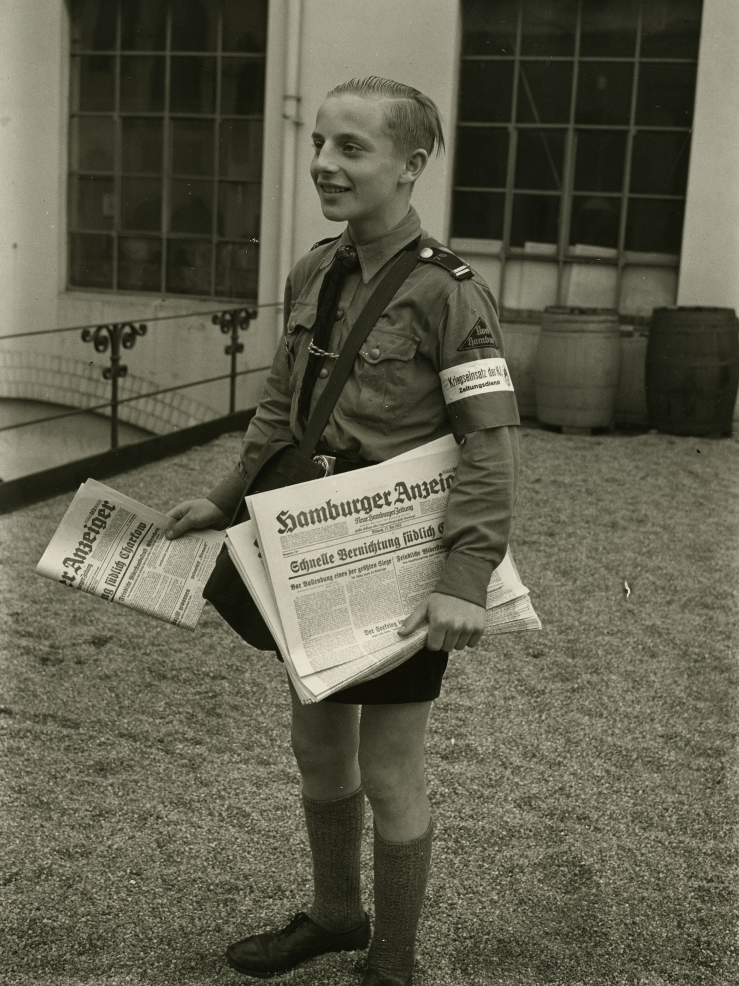 Hitlerjunge Zeitungsverkäufer 150 dpi DHM.jpg