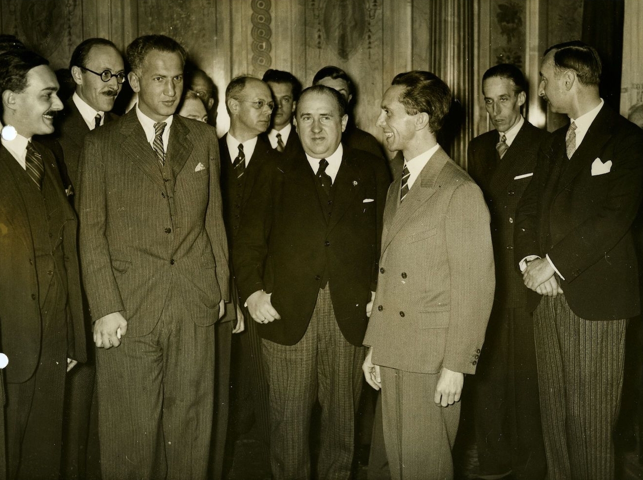 Goebbels mit Pressevertretern_klein.jpg