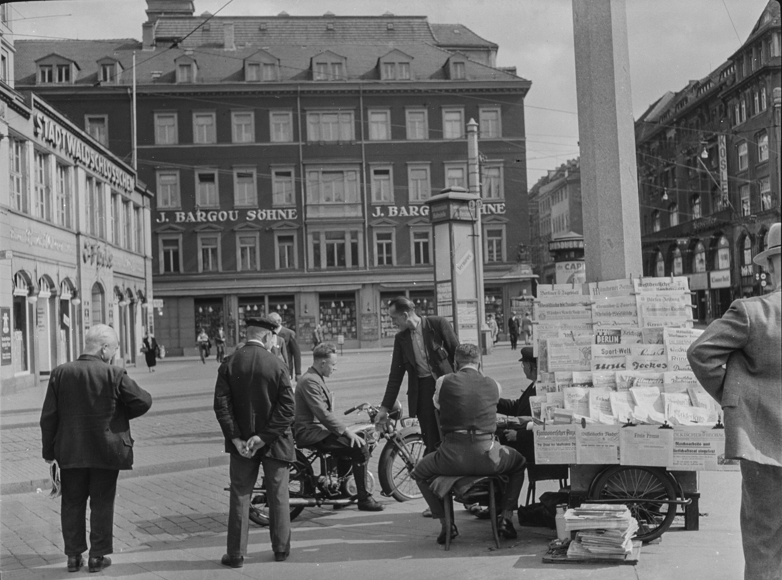 Zeitungsstand Dresden.jpg