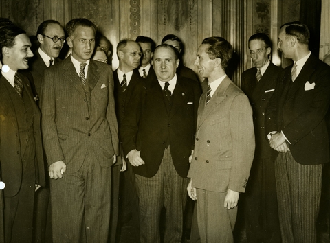 Goebbels mit Pressevertretern.jpg