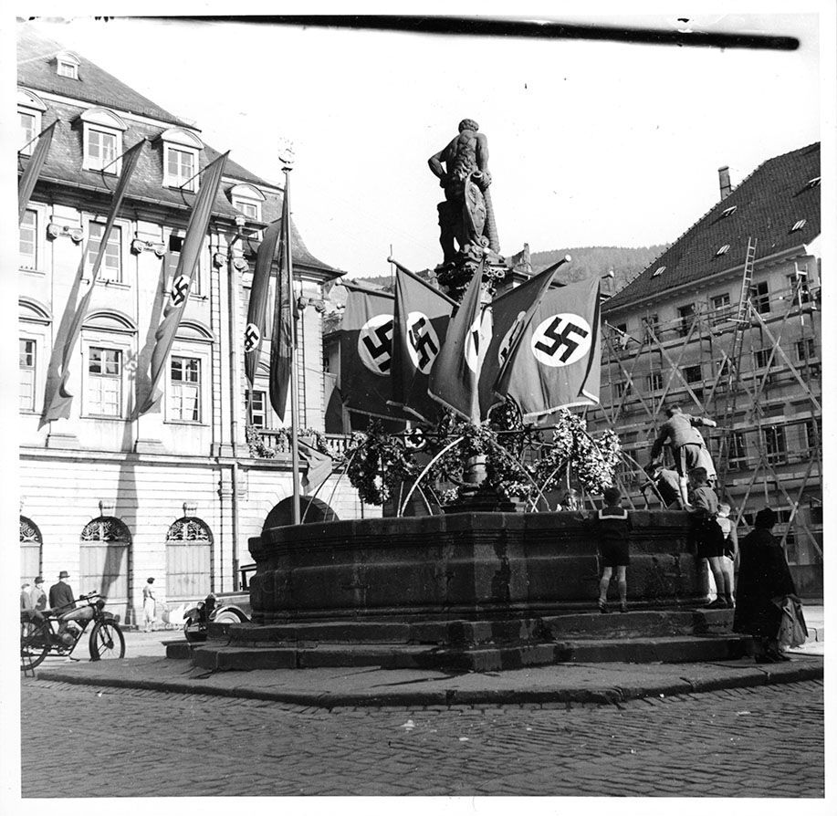 Brunnen auf dem Marktplatz Heidelberg BILDA1872.jpg