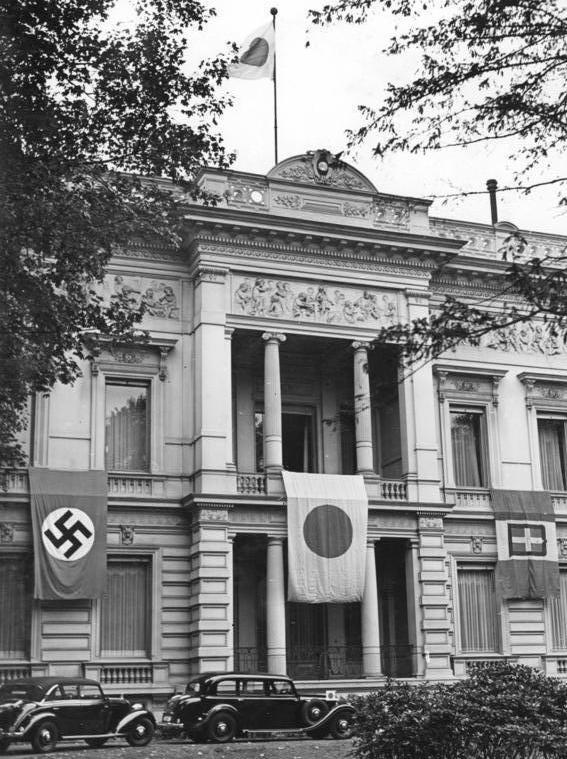 Bundesarchiv_Bild_183-L09218,_Berlin,_Japanische_Botschaft.jpg