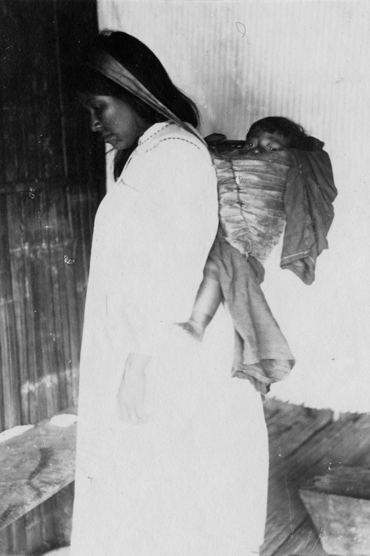 Frau mit Kind auf dem Rücken (Uitoto)