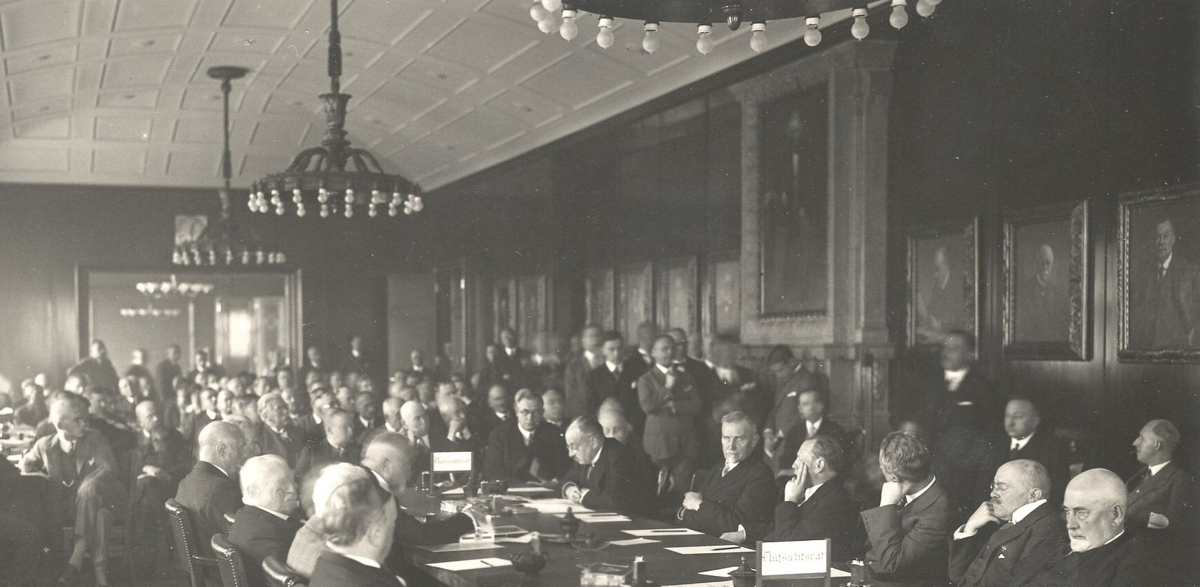 Hansemann-Portrait im Sitzungssaal der Disconto-Gesellschaft 1929, © Deutsche Bank AG, Historisches Institut.jpg Hansemann-Portrait im Sitzungssaal der Disconto-Gesellschaft 1929, © Deutsche Bank AG, Historisches Institut.jpg