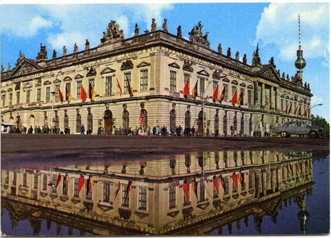 Das Museum für Deutsche Geschichte im Flaggenschmuck.jpg