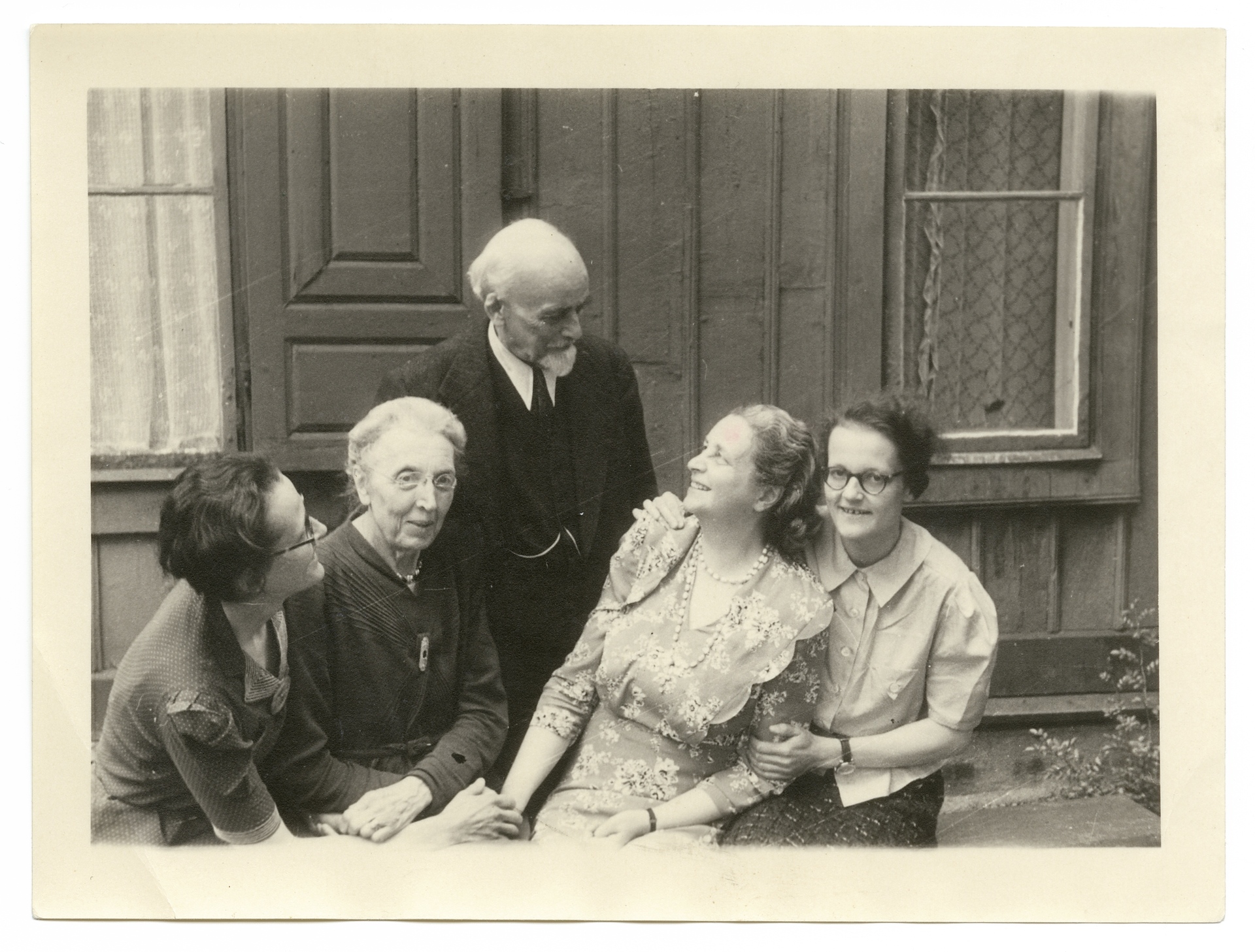 Reifenberg_NL_14_7_1943_ Familie_Vogt_mit_Töchtern.jpg