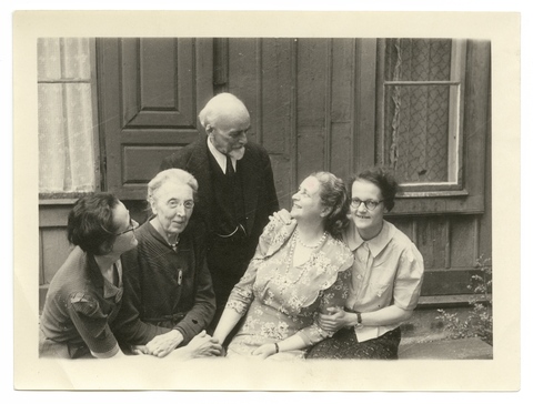 Reifenberg_NL_14_7_1943_ Familie_Vogt_mit_Töchtern.jpg