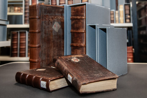 20231124_Buecher_mit_Boxen_Tresor_DSC_3062_1280x1920.jpg