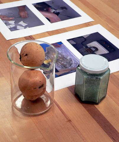 Oak_galls_and_iron(II)_sulfate_-_California_State_Archives.jpg