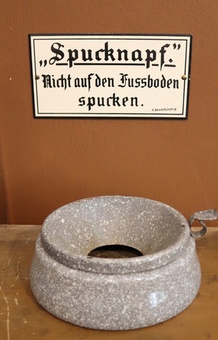 Spucknapf mit Hinweisschild.jpeg