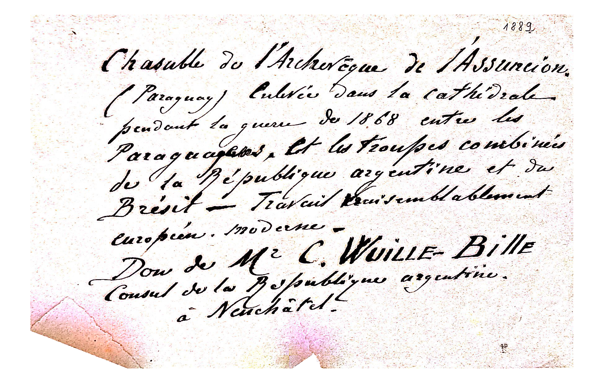 Tag of the dalmatic of the Archbishop of Asunción in the Musée d’ethnographie de Neuchâtel (MEN). It testifies to when and how the dalmatic came into the collection of the MEN.