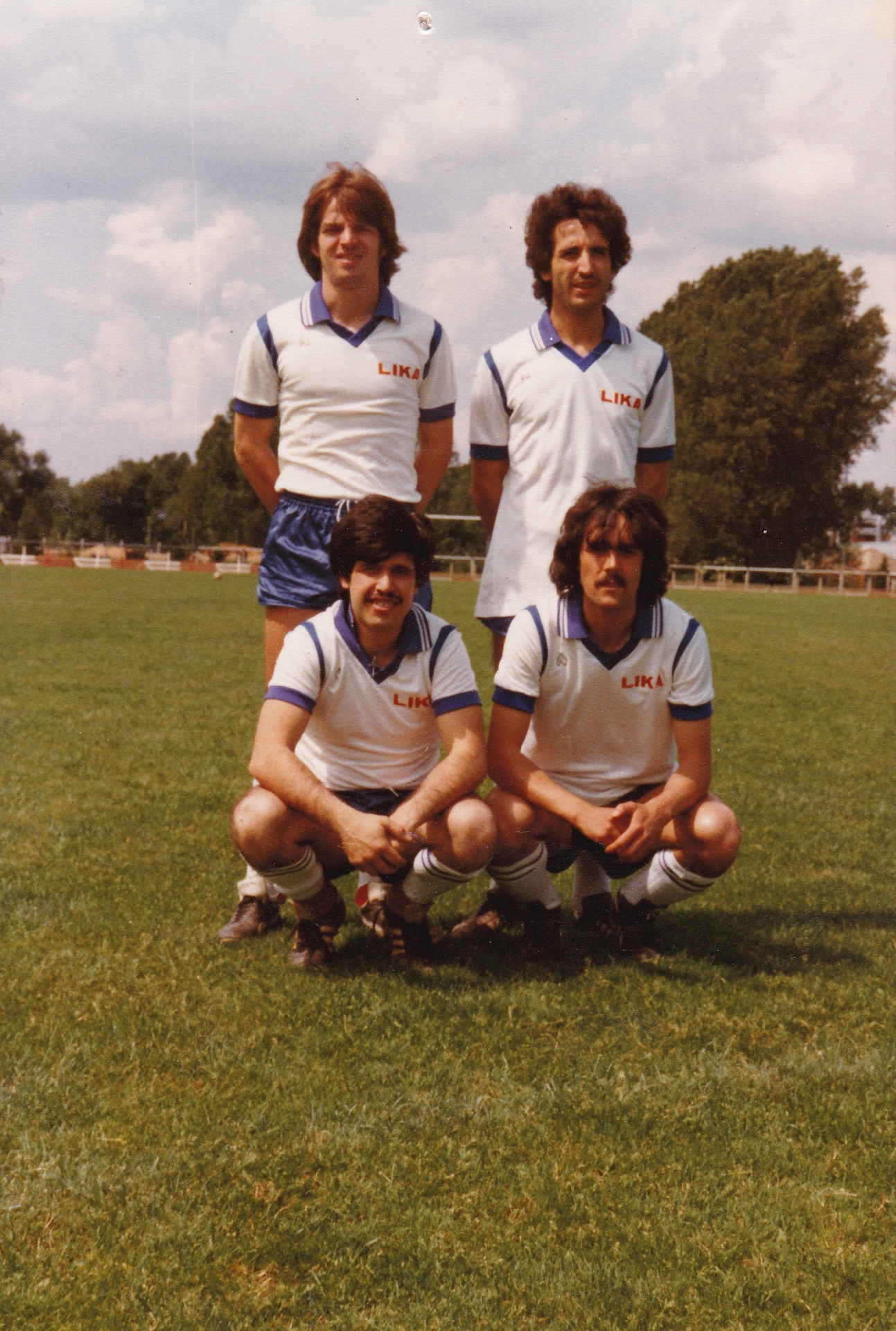 Der Spanier Alberto Pozuelo Casado (u.r.) im Trikot der Fußballmannschaft Hellas Düren, 1981.jpg
