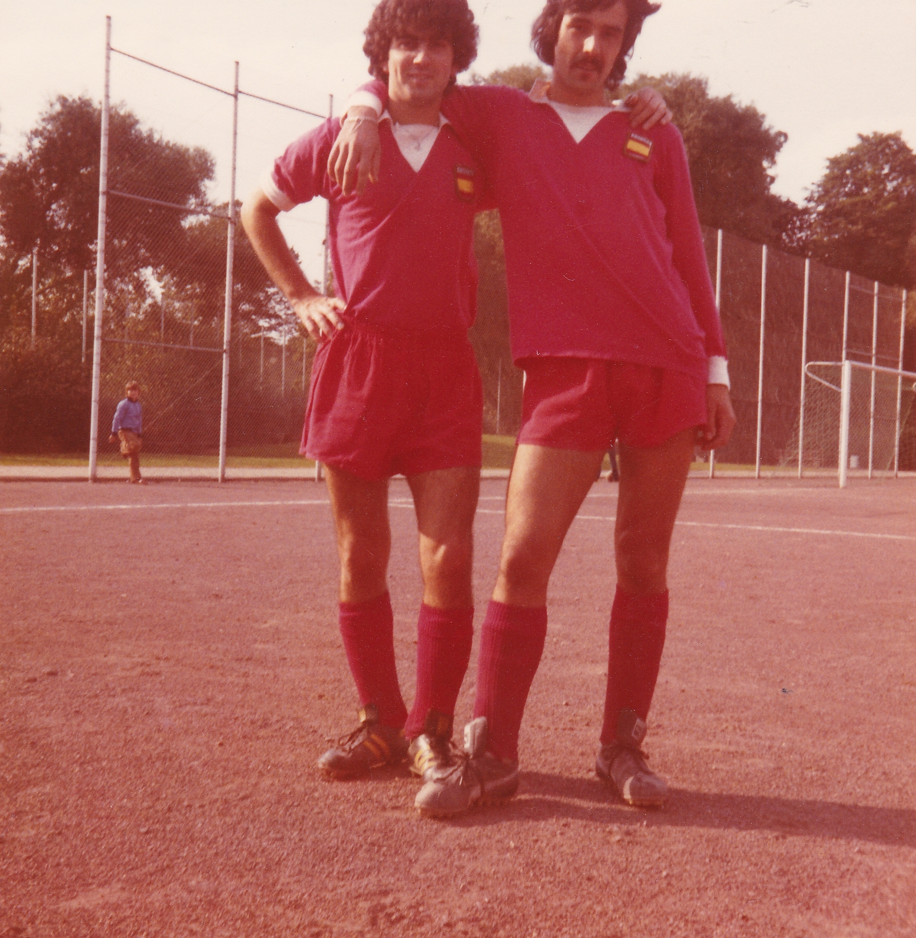 Zwei Spieler der Spanischen Mannschaft mit Flagge auf der Brust 1979.jpg