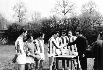 Die griechische Mannschaft tritt bei einer Festveranstaltung zum griechischen Osterfest 1967 in Kreuzau gegen Volleyballer des DTV 1847 an.jpg