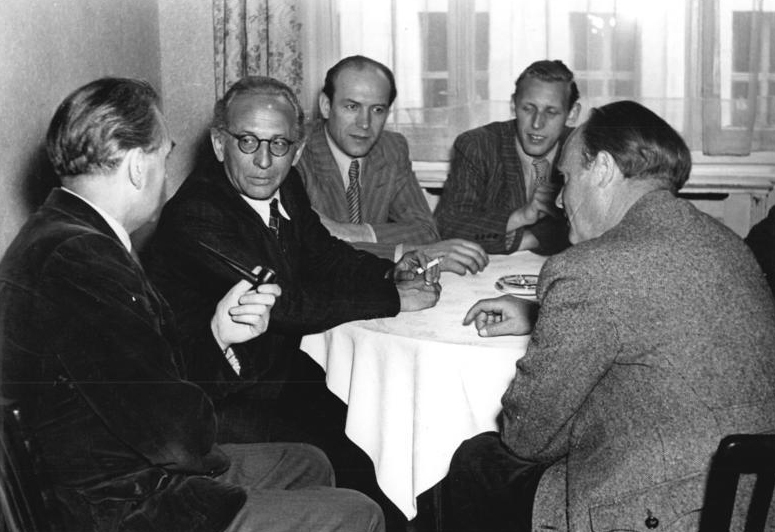 Bundesarchiv_Bild_183-14620-0003,_Berlin,_Arbeitstagung_DDR-Schriftstellerverband.jpg Bundesarchiv_Bild_183-14620-0003,_Berlin,_Arbeitstagung_DDR-Schriftstellerverband.jpg